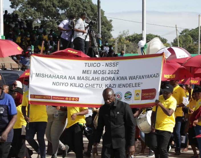 Tansanische Arbeiter nach Lohnerhöhung enorm erleichtert