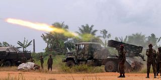 Congolese troops throw a missile during a fight against rebels of ADF-Nalu.