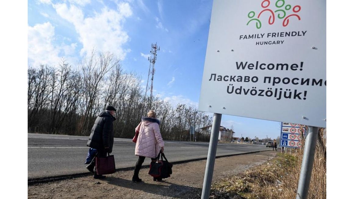https://www.thecitizen.co.tz/resource/image/3731030/landscape_ratio16x9/1160/652/bf7c607f0220a26ec791544318d7e321/KP/ukraine-family.jpg