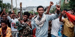  TPLF fighters are welcomed at a street in Mekele.