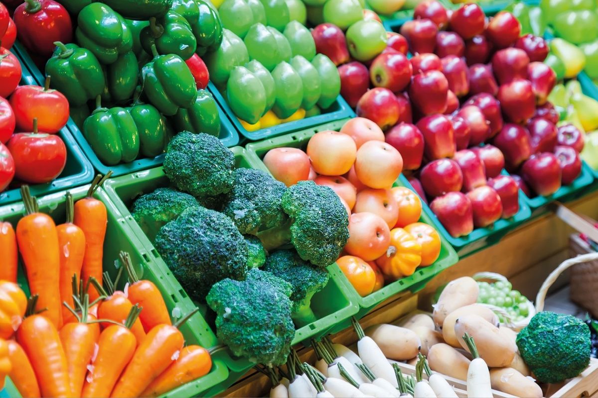 Необходимые товары для жизни. Овощи и фрукты. Свежие овощи. Ассортимент овощей. Плодовые овощи.