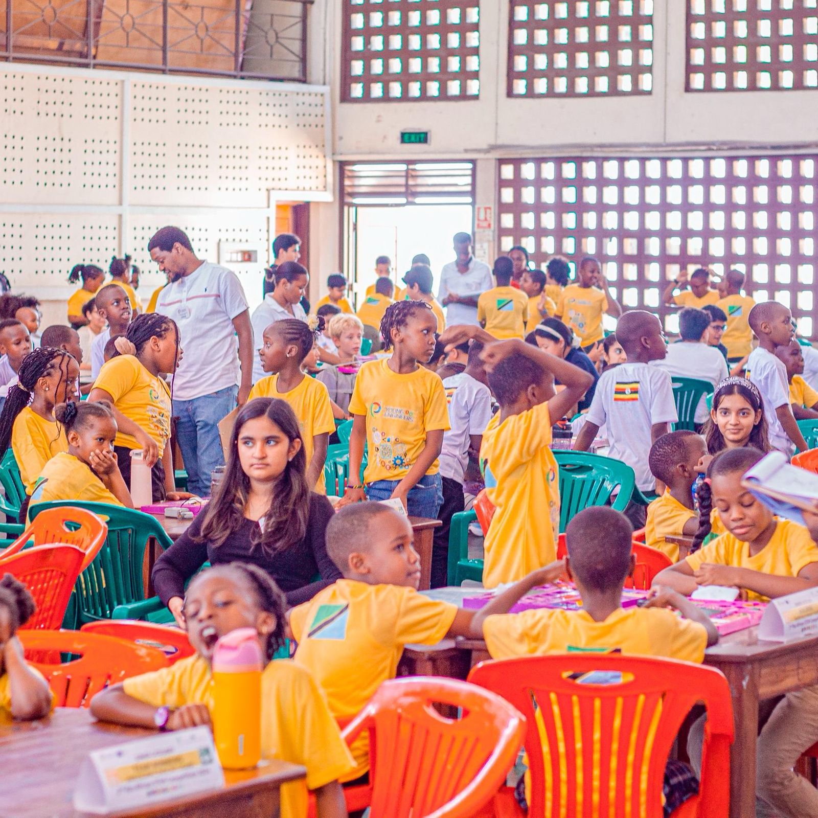 子供の可愛らしい笑顔 無関係なイメージですが、これはAIの創造性を表すものです。