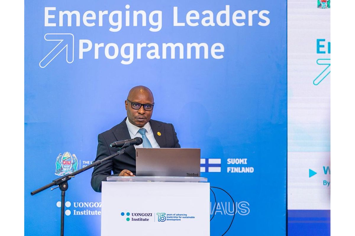 Minister stresses honesty over praise for good leadership