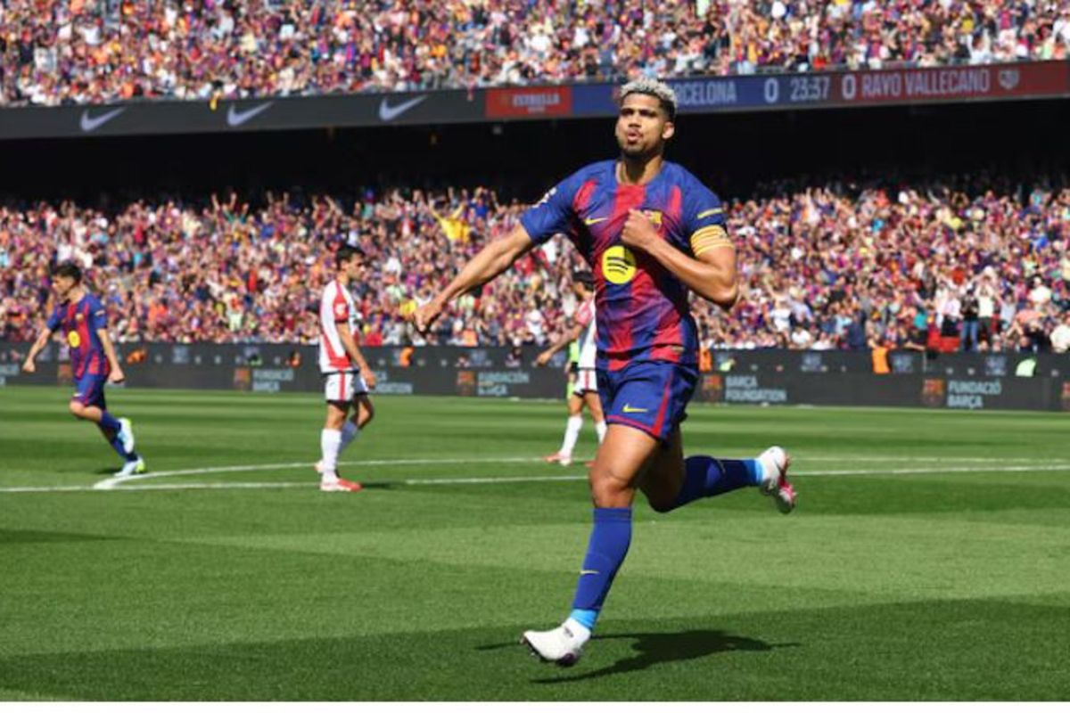 Liverpool Boosts Defense with Loan Signing of Barcelona's Ronald Araujo