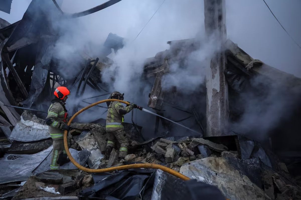 Russia bombs Kyiv and Ukraine fires drones towards Moscow, despite talk ...